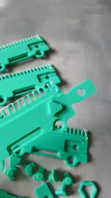 Close-up of the cast-on comb teeth and connectors