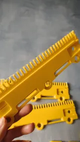 Joining two yellow cast-on comb segments